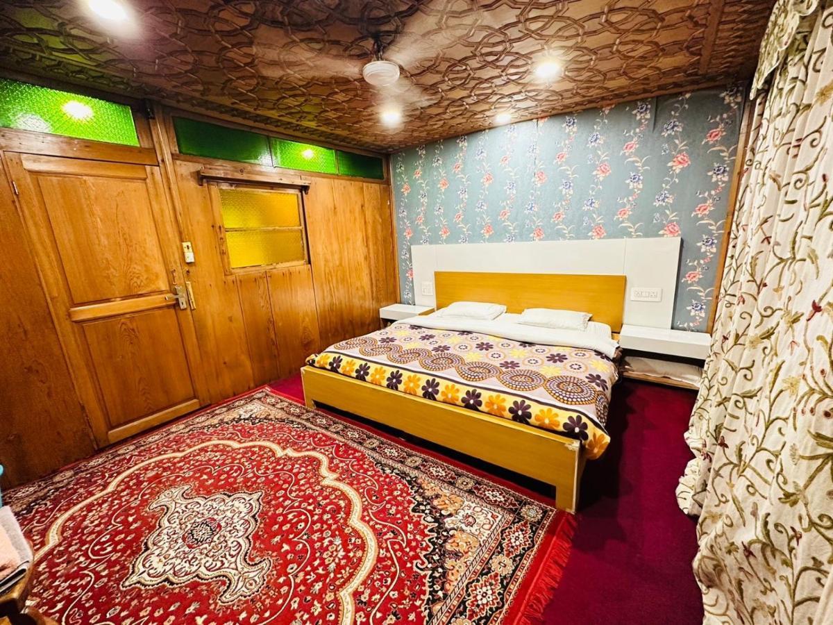 Hayat Group Of Houseboats Hotel Srīnagar Kültér fotó